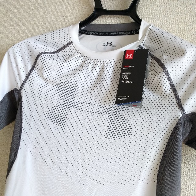 UNDER ARMOUR(アンダーアーマー)の新品☆アンダーアーマー/抗菌防臭heatgearコンプレッションシャツ白 スポーツ/アウトドアのトレーニング/エクササイズ(トレーニング用品)の商品写真