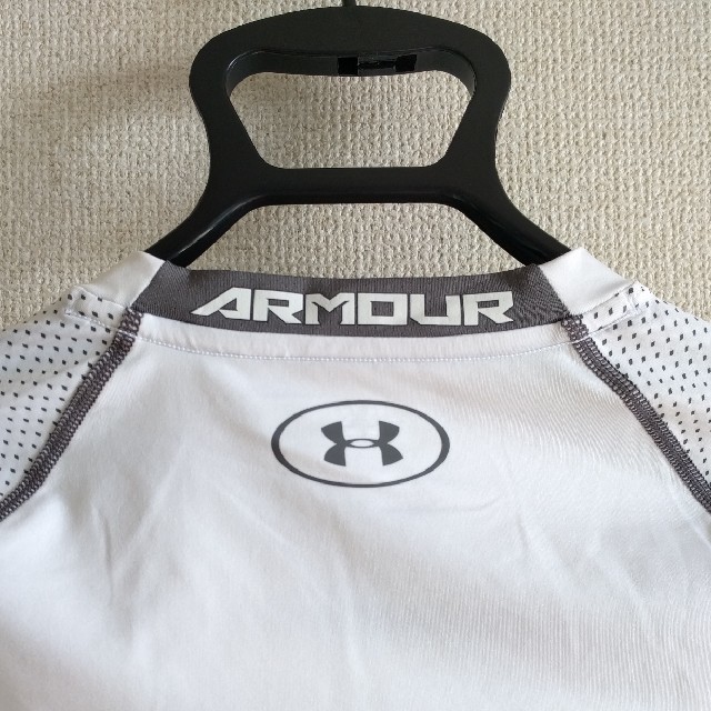 UNDER ARMOUR(アンダーアーマー)の新品☆アンダーアーマー/抗菌防臭heatgearコンプレッションシャツ白 スポーツ/アウトドアのトレーニング/エクササイズ(トレーニング用品)の商品写真