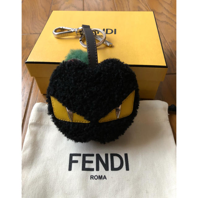 FENDI(フェンディ)の10万 阪急購入国内正規 フェンディ ムートンりんごチャーム fendi メンズのファッション小物(キーホルダー)の商品写真