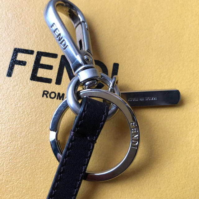 FENDI(フェンディ)の10万 阪急購入国内正規 フェンディ ムートンりんごチャーム fendi メンズのファッション小物(キーホルダー)の商品写真