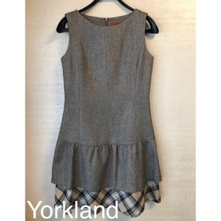 ヨークランド(Yorkland)の上品なブラウンのフリル付きワンピース(ひざ丈ワンピース)