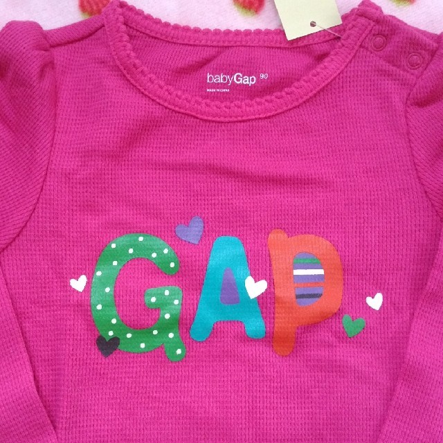 babyGAP(ベビーギャップ)の新品☆GAP☆ビビッドピンクカバーオール☆ワインピンク長袖ロンパース☆8090 キッズ/ベビー/マタニティのベビー服(~85cm)(カバーオール)の商品写真