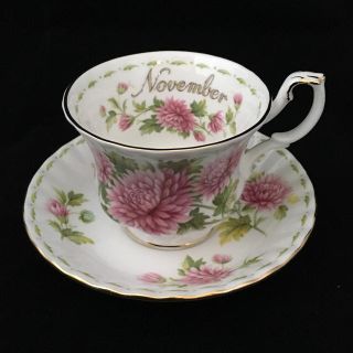 ロイヤルアルバート(ROYAL ALBERT)の【廃盤品】ロイヤルアルバートカップ＆ソーサー11月(２点出品中)(グラス/カップ)