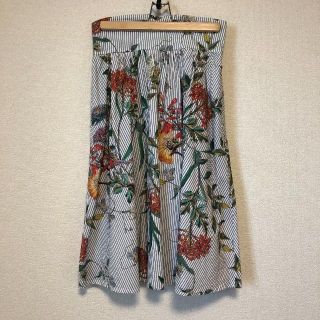 ザラ(ZARA)の【出品5/20まで】ZARA 2017SS ボタニカル柄スカート M 美品(ひざ丈スカート)