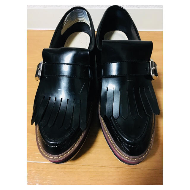 ZARA(ザラ)のzara woman フラットソール フリンジ シューズ エナメル  黒 39 レディースの靴/シューズ(ローファー/革靴)の商品写真