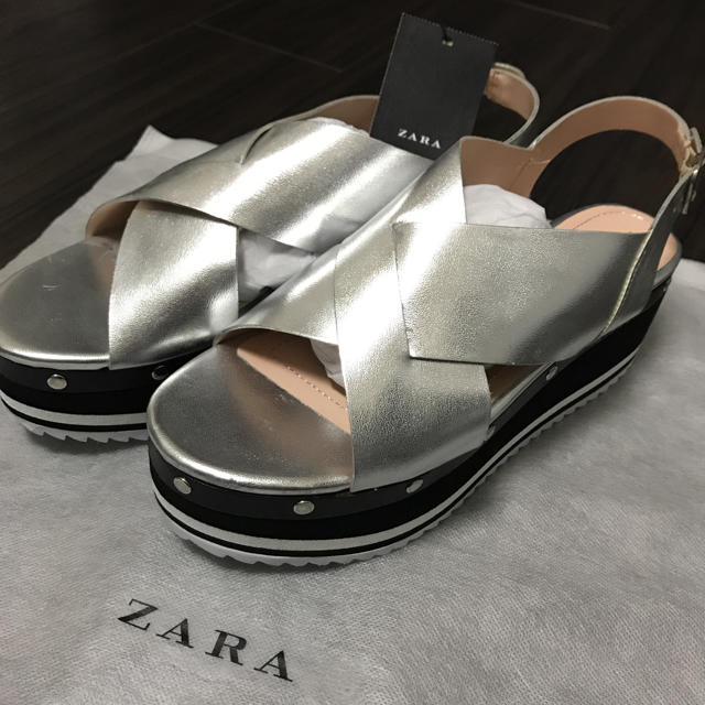 ZARA(ザラ)のzara  ザラ サンダル シルバー 厚底 メタリック レディースの靴/シューズ(サンダル)の商品写真