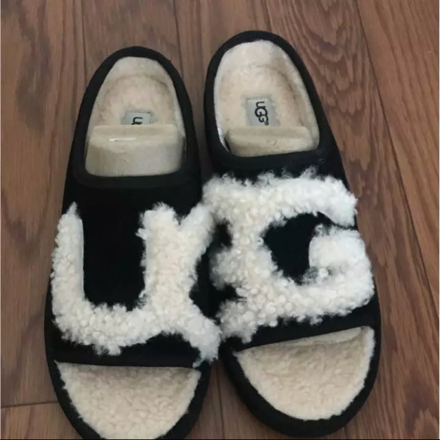 UGG(アグ)のUGG ボア サンダル もこもこ ブラック レディースの靴/シューズ(サンダル)の商品写真