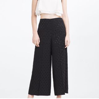 ザラ(ZARA)のドット クロップド丈 パンツ (クロップドパンツ)