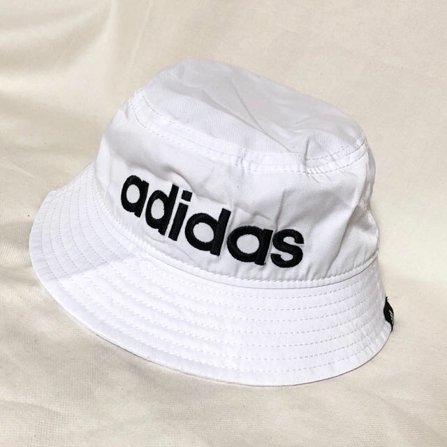 adidas(アディダス)のバケットハット レディースの帽子(キャップ)の商品写真