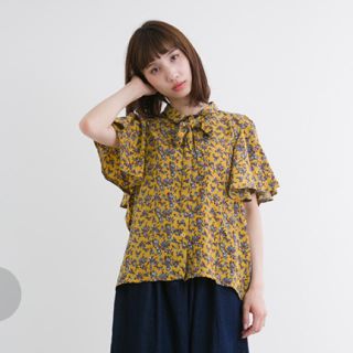 メルロー(merlot)のメルロー リボンタイ付花柄シャツ(シャツ/ブラウス(半袖/袖なし))