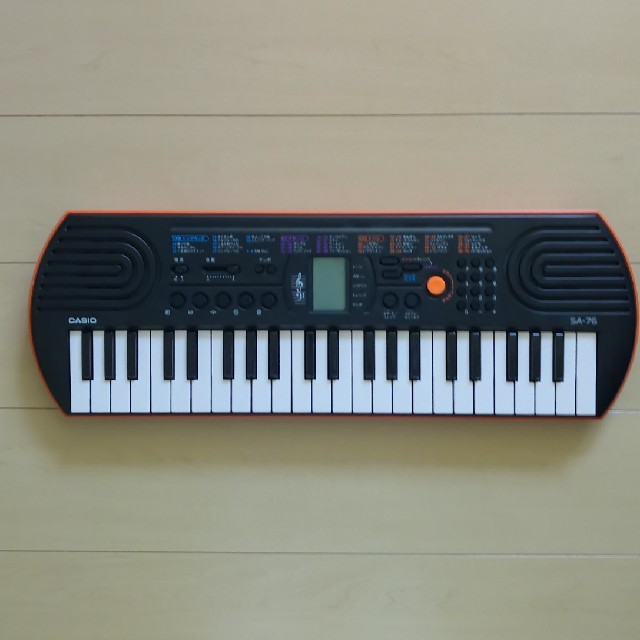 CASIO(カシオ)の美品 カシオ ミニキーボード SA-76 楽器の鍵盤楽器(キーボード/シンセサイザー)の商品写真
