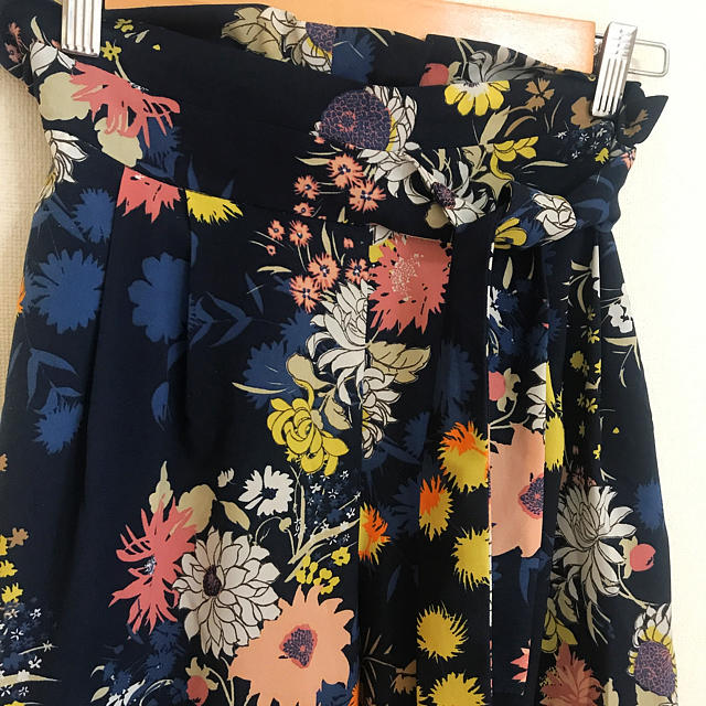 ZARA(ザラ)のZARA 花柄 パンツ  レディースのパンツ(カジュアルパンツ)の商品写真