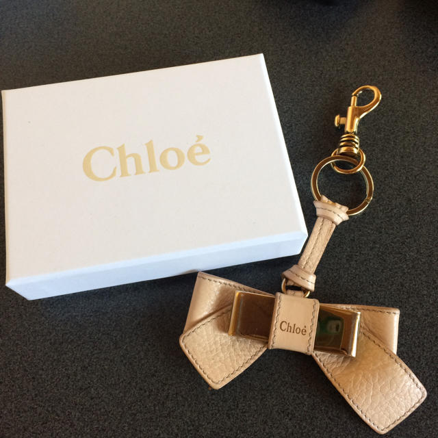 Chloe - Chloe レザーリボンチャーム ベージュの通販 by Mami 's shop｜クロエならラクマ