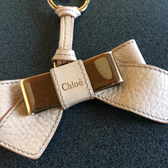 Chloe(クロエ)のChloe レザーリボンチャーム ベージュ レディースのファッション小物(キーホルダー)の商品写真