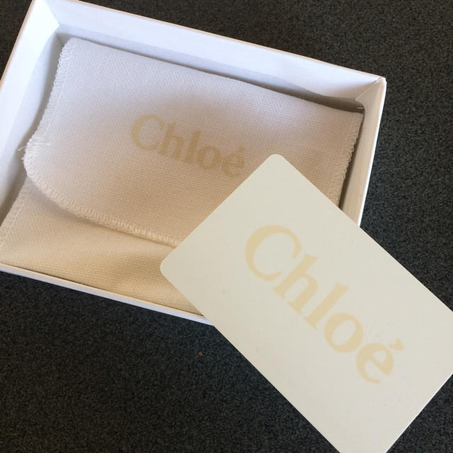 Chloe(クロエ)のChloe レザーリボンチャーム ベージュ レディースのファッション小物(キーホルダー)の商品写真