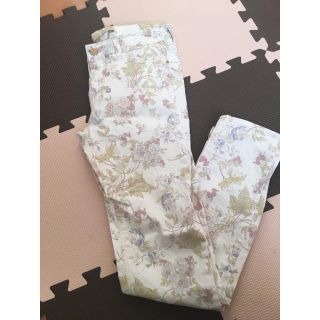 ザラ(ZARA)のZARA♡花柄 オフホワイト スキニー(スキニーパンツ)