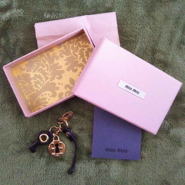 miumiu(ミュウミュウ)のMIUMIU　チャーム　鍵モチーフ　携帯ストラップ　キーホルダー ハンドメイドのファッション小物(バッグチャーム)の商品写真