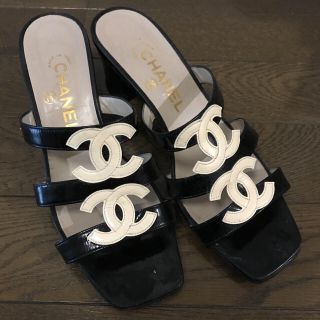 シャネル(CHANEL)のシャネル ココマーク エナメル サンダル 38(サンダル)