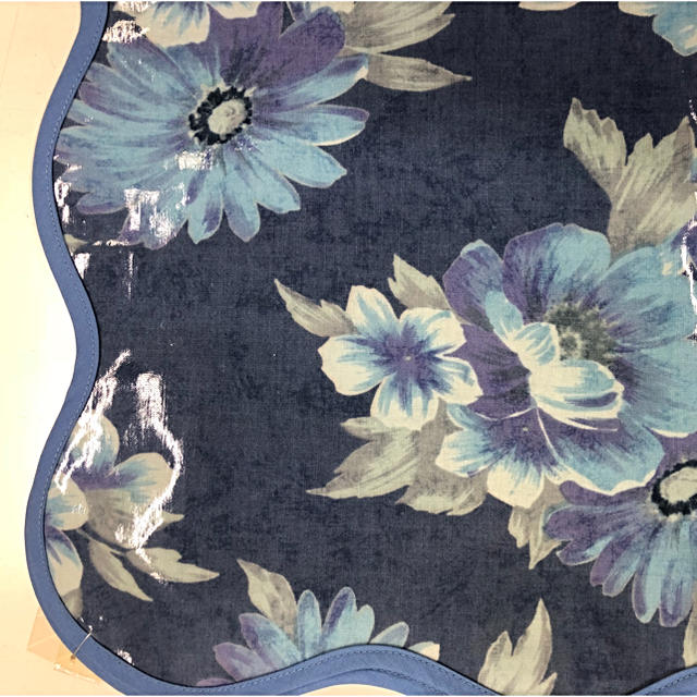 テーブルクロス(100×100)ブルーの花柄 インテリア/住まい/日用品のキッチン/食器(テーブル用品)の商品写真