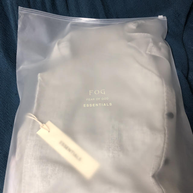 FEAR OF GOD(フィアオブゴッド)のFOG ESSENTIALS シャツ グレー  Mサイズ メンズのトップス(シャツ)の商品写真