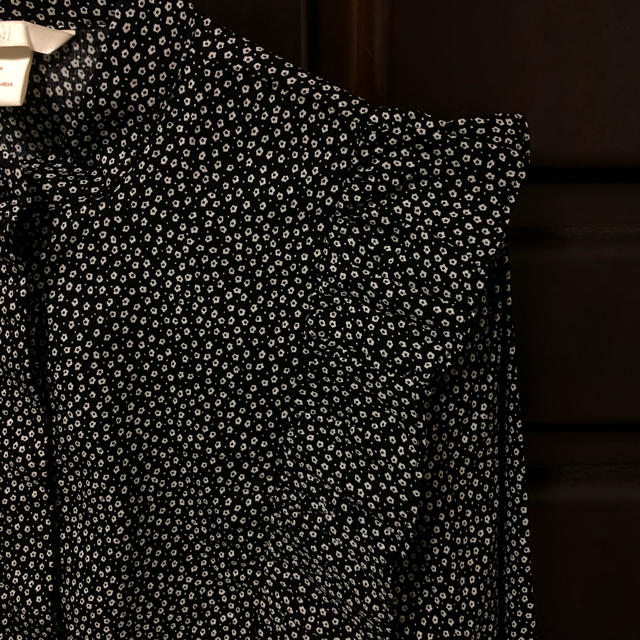 H&M(エイチアンドエム)の小花柄フリルブラウス  レディースのトップス(シャツ/ブラウス(長袖/七分))の商品写真