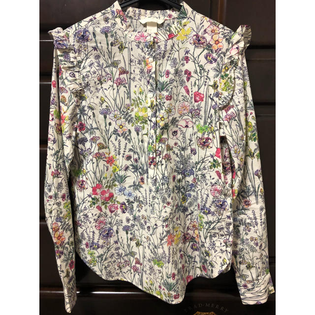 H&M(エイチアンドエム)のhm 花柄フリルシャツ レディースのトップス(シャツ/ブラウス(長袖/七分))の商品写真