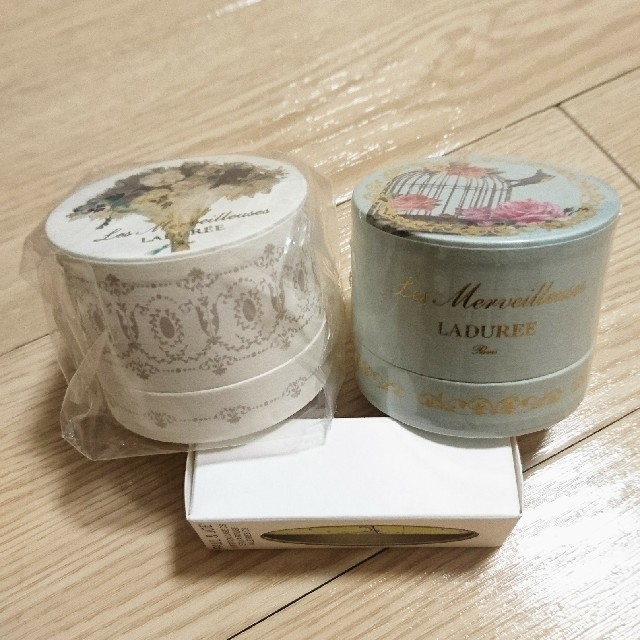 Les Merveilleuses LADUREE(レメルヴェイユーズラデュレ)のラデュレ ローズ チーク ケース 4点セット コスメ/美容のベースメイク/化粧品(チーク)の商品写真