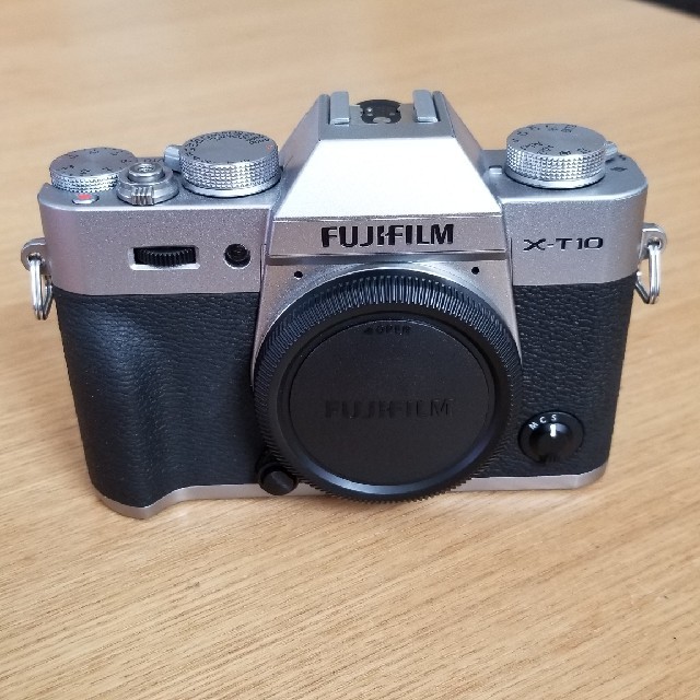 富士フイルム(フジフイルム)のFUJIFILM X-T10 ボディ シルバー 若干傷あり スマホ/家電/カメラのカメラ(ミラーレス一眼)の商品写真