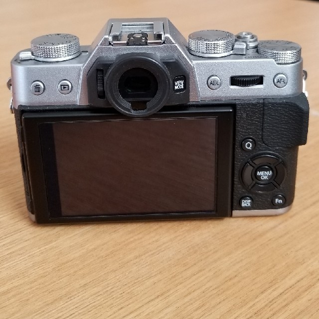 富士フイルム(フジフイルム)のFUJIFILM X-T10 ボディ シルバー 若干傷あり スマホ/家電/カメラのカメラ(ミラーレス一眼)の商品写真