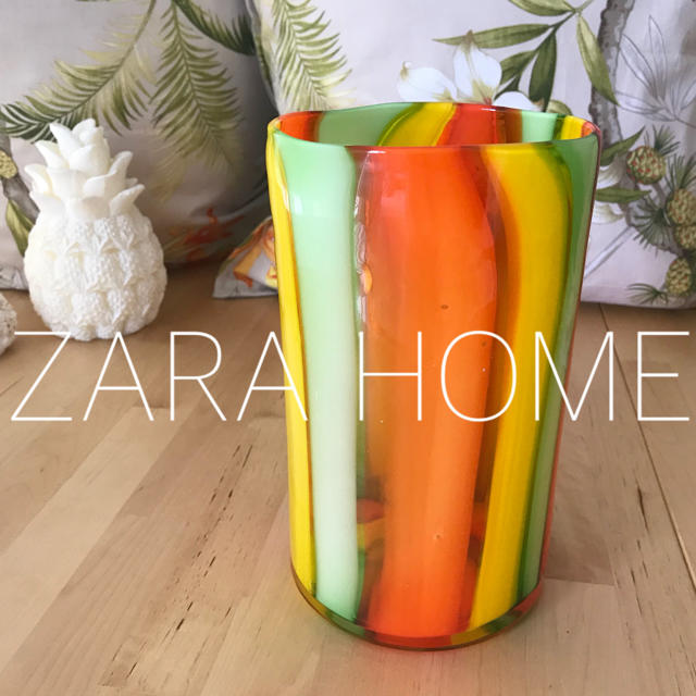 ZARA HOME(ザラホーム)の5月末まで♡ トロピカル柄 ガラス花瓶 ZARAHOME インテリア/住まい/日用品のインテリア小物(花瓶)の商品写真