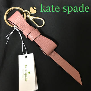 ケイトスペードニューヨーク(kate spade new york)のケイトスペード ♠️ レザーリボン バッグチャーム キーホルダー ピンク(キーホルダー)