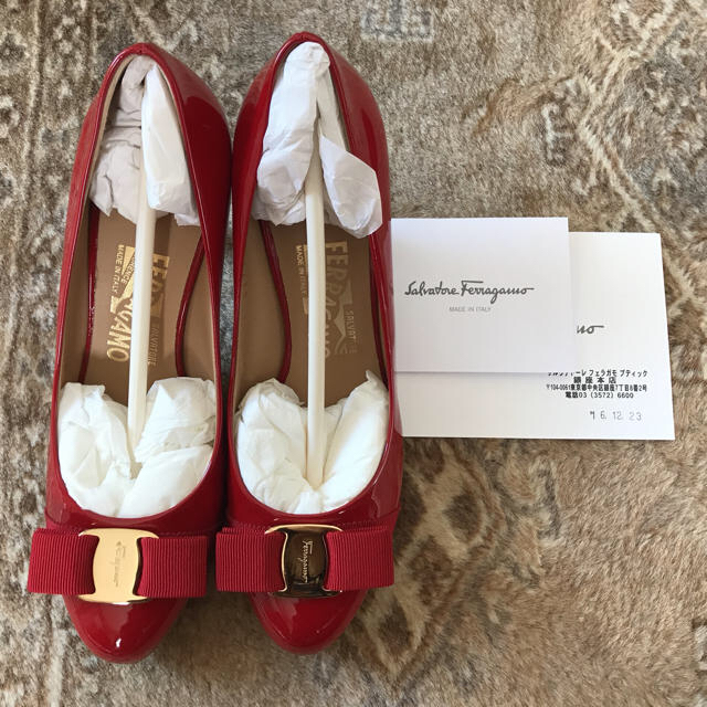 Salvatore Ferragamo(サルヴァトーレフェラガモ)の超美品♡フェラガモ♡赤♡22.5♡半額以下♡ヒール新品♡お値下げ♡ レディースの靴/シューズ(ハイヒール/パンプス)の商品写真