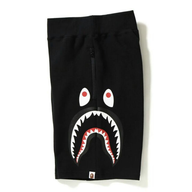 A BATHING APE(アベイシングエイプ)の送料込sizeL abathingape shark SWEAT SHORTS メンズのパンツ(ショートパンツ)の商品写真