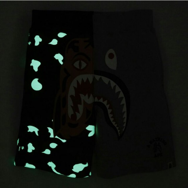 A BATHING APE(アベイシングエイプ)の送料込sizeS Abathingape Tiger shark shorts メンズのパンツ(ショートパンツ)の商品写真