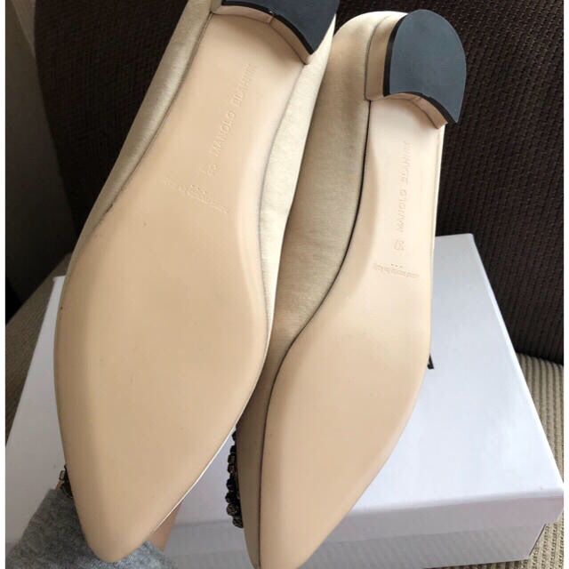 MANOLO BLAHNIK(マノロブラニク)のビジュー マノロ風 ベージュ シルク レディースの靴/シューズ(ハイヒール/パンプス)の商品写真