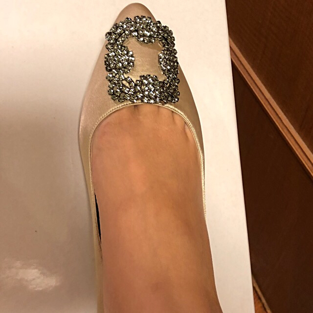 MANOLO BLAHNIK(マノロブラニク)のビジュー マノロ風 ベージュ シルク レディースの靴/シューズ(ハイヒール/パンプス)の商品写真