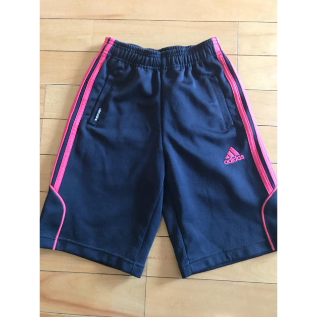 adidas(アディダス)のなかの様専用   adidasアディダス ハーフパンツ120 キッズ/ベビー/マタニティのキッズ服男の子用(90cm~)(パンツ/スパッツ)の商品写真