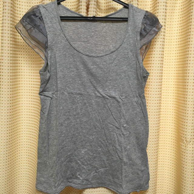 N.Natural beauty basic(エヌナチュラルビューティーベーシック)の袖フリルTシャツ グレー レディースのトップス(Tシャツ(半袖/袖なし))の商品写真