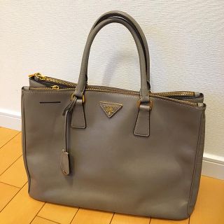 プラダ(PRADA)のプラダ、サフィアーノ、グレーベージュ(トートバッグ)