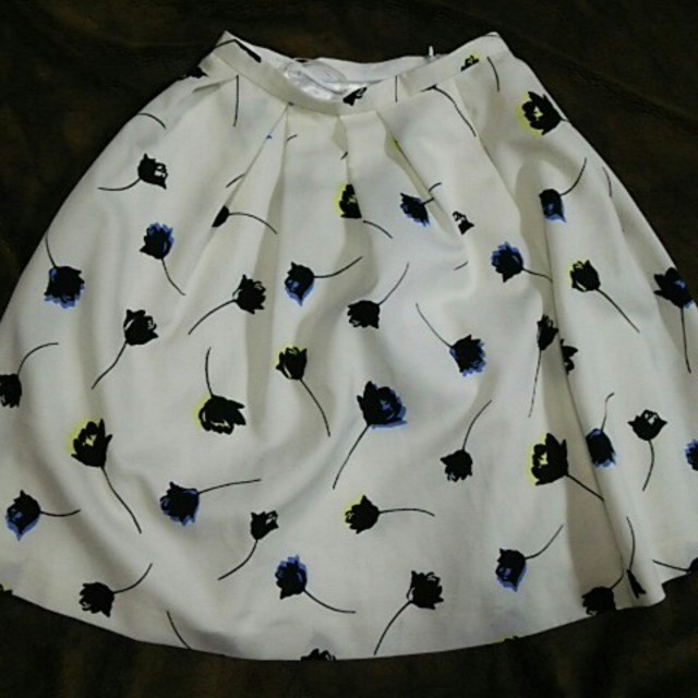 Apuweiser-riche(アプワイザーリッシェ)のモノクロチューリップスカート レディースのスカート(ひざ丈スカート)の商品写真