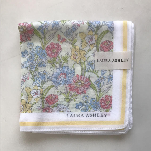 LAURA ASHLEY(ローラアシュレイ)の【LAURA ASHLEY】ハンカチ レディースのファッション小物(ハンカチ)の商品写真