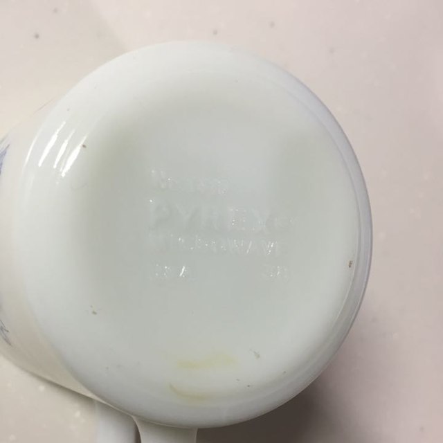 Pyrex(パイレックス)のオールドパイレックス  ハッピーバースデーブルーマグ インテリア/住まい/日用品のキッチン/食器(グラス/カップ)の商品写真