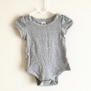 ベビーギャップ(babyGAP)の【baby GAP】リブレース ボディシャツ《6-12months》(ロンパース)