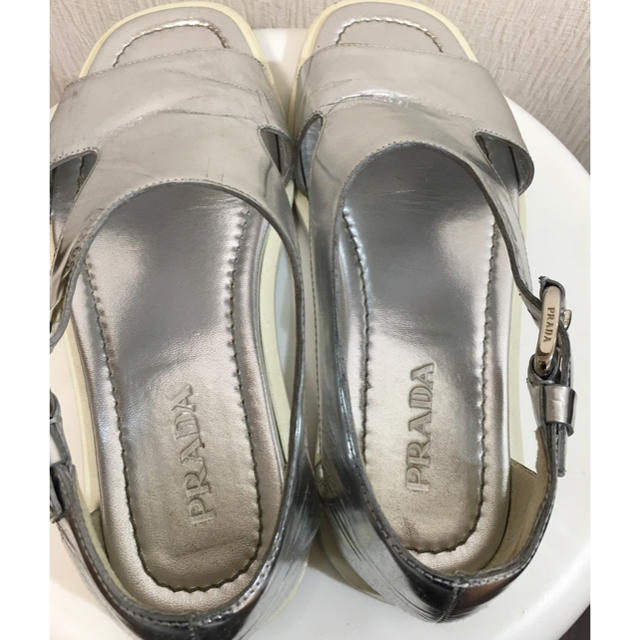 PRADA(プラダ)のPRADA シルバー メタリック フラットサンダル レディースの靴/シューズ(サンダル)の商品写真