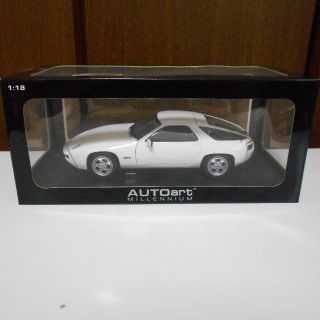 ミニカー1/18オートアートミレニアムダイキャストモデル　ポルシェ928ホワイト(ミニカー)