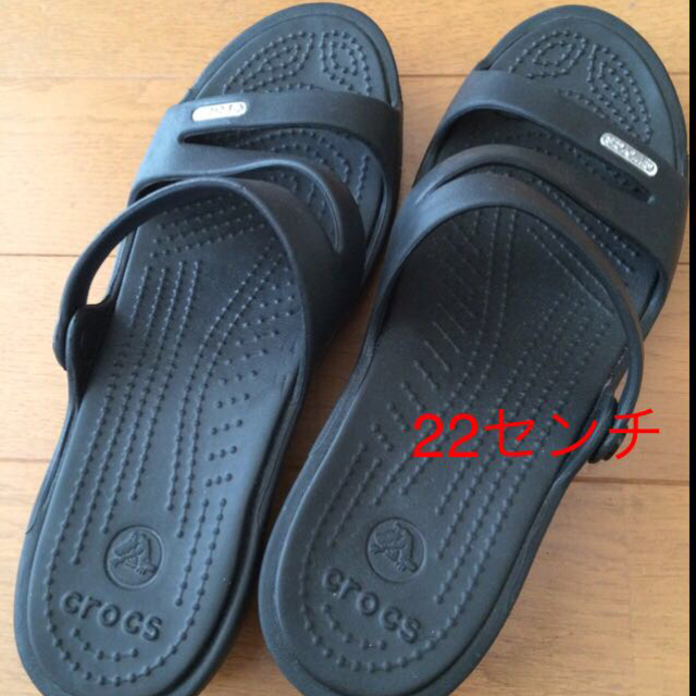 crocs(クロックス)のcrocs 黒サンダル w6-23㎝ レディースの靴/シューズ(サンダル)の商品写真