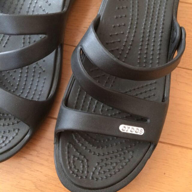 crocs(クロックス)のcrocs 黒サンダル w6-23㎝ レディースの靴/シューズ(サンダル)の商品写真