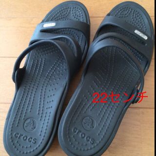 クロックス(crocs)のcrocs 黒サンダル w6-23㎝(サンダル)