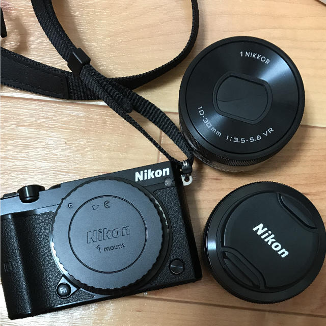 Nikon(ニコン)のnikon 1 j5 ダブルレンズキット スマホ/家電/カメラのカメラ(ミラーレス一眼)の商品写真