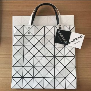 イッセイミヤケ(ISSEY MIYAKE)のBAOBAO バッグ 白 ホワイト(ハンドバッグ)